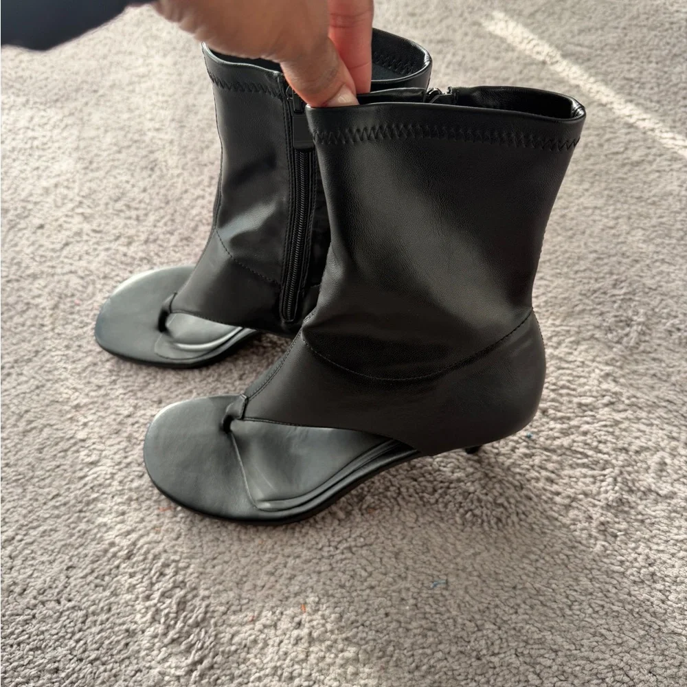 NWOT AKIRA Black Thong Ankle Boots - Picture 2 of 5